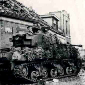 Często w 1944 roku na ulicach Moerdijk mieszkańcy napotykali przejeżdżające czołgi wojskowe.