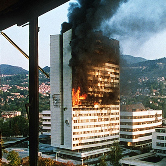 Oblężenie Sarajewa trwało od 5 kwietnia 1992 roku do lutego 1996 roku.