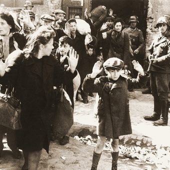 Ludność żydowska aresztowana podczas powstania w getcie warszawskim w 1943 roku.