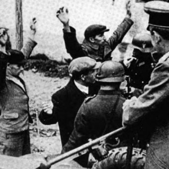 Niemcy przez cały okres okupacji stosowali zasadę odpowiedzialności zbiorowej. Na zdjęciu uwieczniono moment aresztowania trzech Polaków.