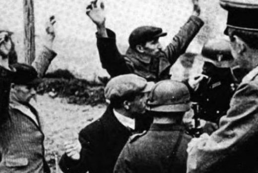 Niemcy przez cały okres okupacji stosowali zasadę odpowiedzialności zbiorowej. Na zdjęciu uwieczniono moment aresztowania trzech Polaków.