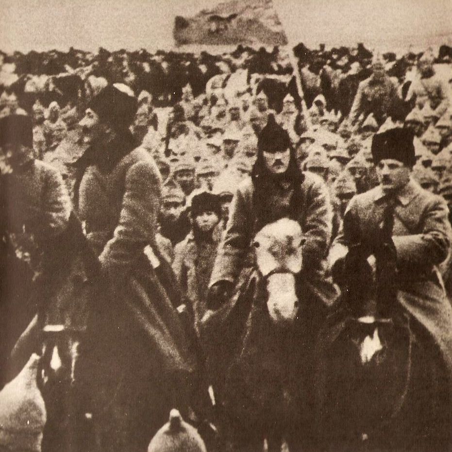 Pod Ostrogiem polskie wojska starły się z "Konarmią". Na zdjęciu Budionny wśród swoich żołnierzy.