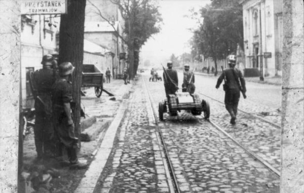 Wspomnienie eksplozji dostarczyło dodatkowych argumentów na rzecz podstępnego i zdradzieckiego działania hitlerowców. Wspomnienie eksplozji dostarczyło dodatkowych argumentów na rzecz podstępnego i zdradzieckiego działania hitlerowców.