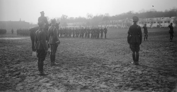 Defilada wojskowa na fotografii z 1925 roku