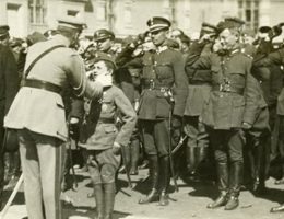 Józef Piłsudski wręcza odznaczenia obrońcom Płocka. Wśród nich mający w sierpniu 1920 roku 11 lat Tadeusz Jeziorowski.