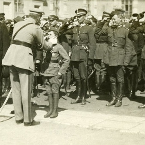 Józef Piłsudski wręcza odznaczenia obrońcom Płocka. Wśród nich mający w sierpniu 1920 roku 11 lat Tadeusz Jeziorowski.