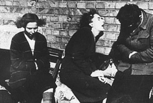 Kobiety wypędzone z Warszawy po zakończeniu powstania (fot. domena publiczna)