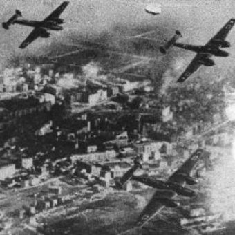 Warszawiacy musieli zmagać się z nalotami niemieckich samolotów w czasie obrony miasta. 