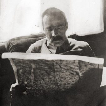 Józef Piłsudski nad mapą w okresie bitwy warszawskiej.