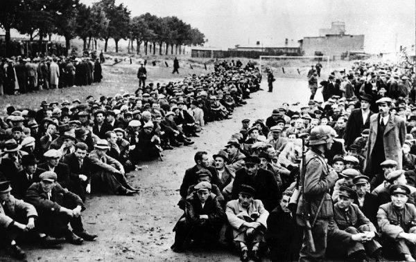 Polacy aresztowani przez Niemców podczas „akcji oczyszczającej” w Gdyni. Wielu z nich zostało później zamordowanych w Piaśnicy.