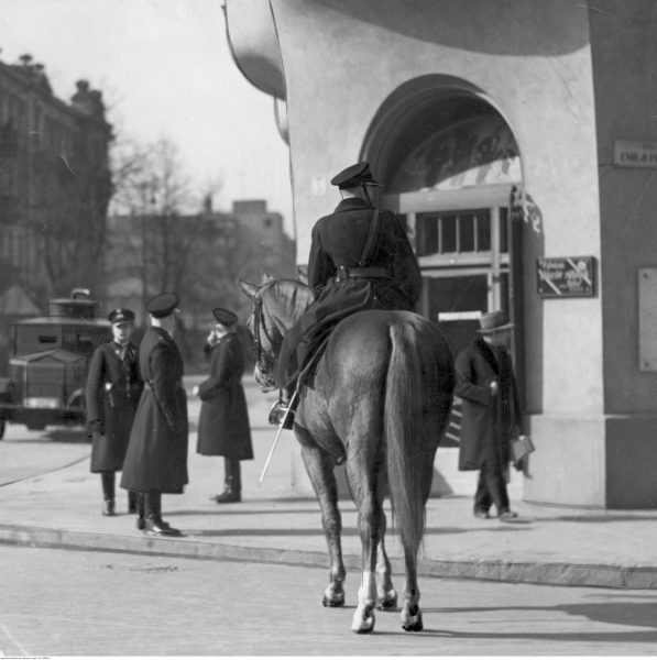 Policjanci patrolujący ulicę w 1936 roku