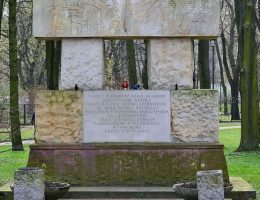 W jednym z warszawskich parków znajduje się pomnik dedykowany pamięci uczestników walk.