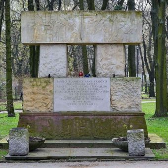 W jednym z warszawskich parków znajduje się pomnik dedykowany pamięci uczestników walk. 