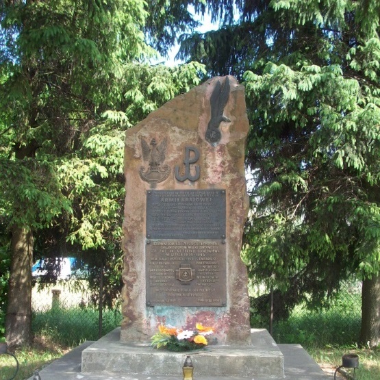 Pomnik upamiętniający poległych z okresu II wojny światowej, którzy walczyli w Lasach Suchedniowskich. Monument znajduje się w Suchedniowie.