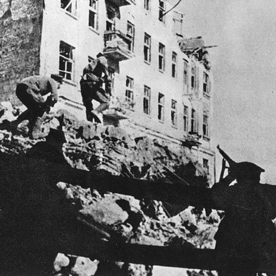Żołnierze AK walczący na ulicach warszawskiej Pragi podczas powstania warszawskiego 1944 roku.