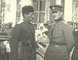 Stanisław Bułak-Bałachowicz (po lewej) w rosyjskim mundurze.