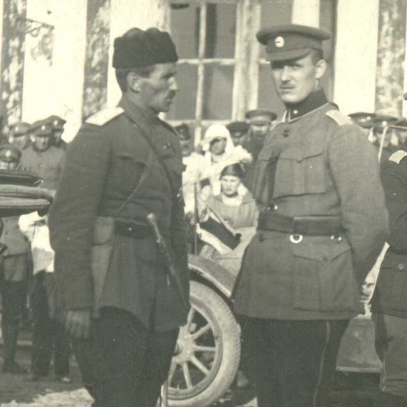 Stanisław Bułak-Bałachowicz (po lewej) w rosyjskim mundurze.