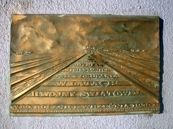 Tablica upamiętniająca polskie ofiary wysiedleń z Gdyni w trakcie II wojny światowej.