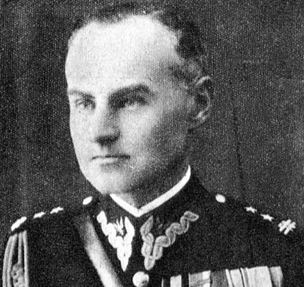 Pułkownik Karol Ziemski "Wachnowski" dowodzący obroną Starego Miasta otrzymał meldunek o zatrzymaniu "małego czołgu rozpoznawczego". Pułkownik Karol Ziemski "Wachnowski" dowodzący obroną Starego Miasta otrzymał meldunek o zatrzymaniu "małego czołgu rozpoznawczego".