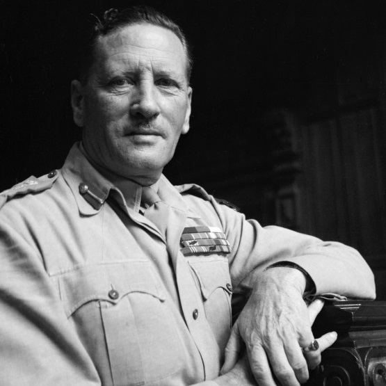 Wojskami brytyjskimi na froncie afrykańskim dowodził generał Claude Auchinleck.