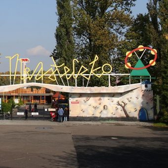 Śląskie Wesołe Miasteczko wybudowano na terenie Wojewódzkiego Parku Kultury i Wypoczynku (obecnie Park Śląski).