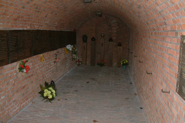 Schron numer 17 na trenie Fortu VII w Poznaniu. To właśnie tam w czasie okupacji Niemcy zamordowali pacjentów ze szpitala w Owińskach. Schron numer 17 na trenie Fortu VII w Poznaniu. To właśnie tam w czasie okupacji Niemcy zamordowali pacjentów ze szpitala w Owińskach.