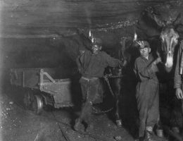 Mali górnicy w kopalni węgla w 1908 roku (fot. Lewis Wickes Hine, lic. domena publiczna)