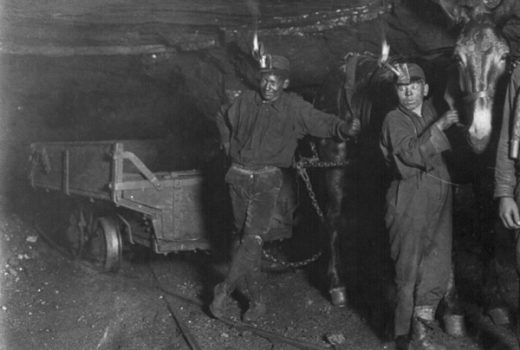 Mali górnicy w kopalni węgla w 1908 roku (fot. Lewis Wickes Hine, lic. domena publiczna)