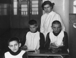 Mali pacjenci zakładu psychiatrycznego w Chełmie. Dla Niemców by byli oni "warci życia".