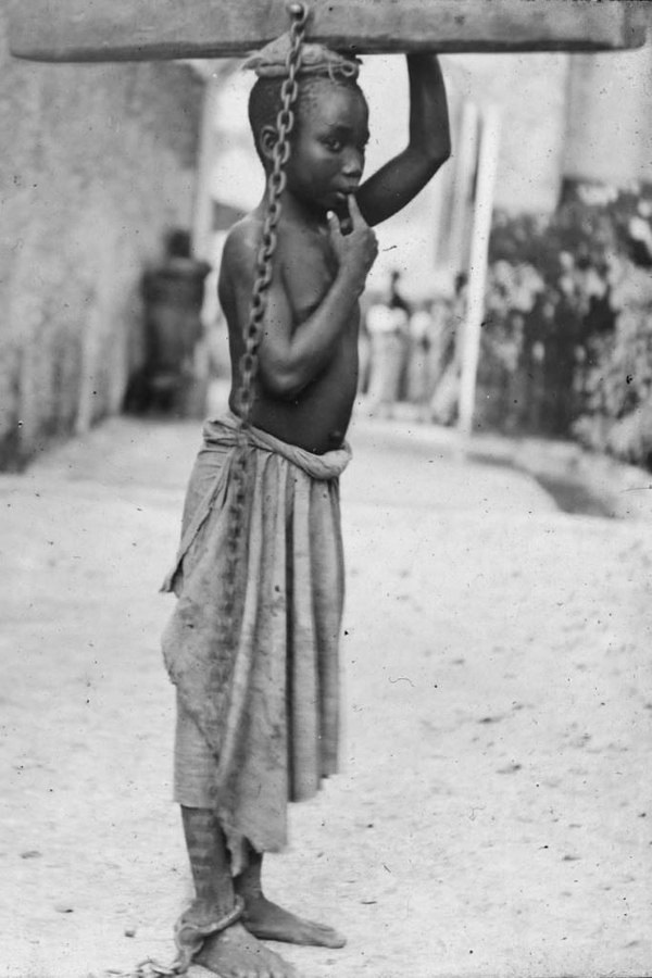 Mały niewolnik z Zanzibaru u schyłku XIX wieku. Dzieci pozbawione wolności zmuszano do ciężkiej pracy. Jak pokazują nowe badania, ta praktyka znana jest ludzion od bardzo dawna (fot. domena publiczna).