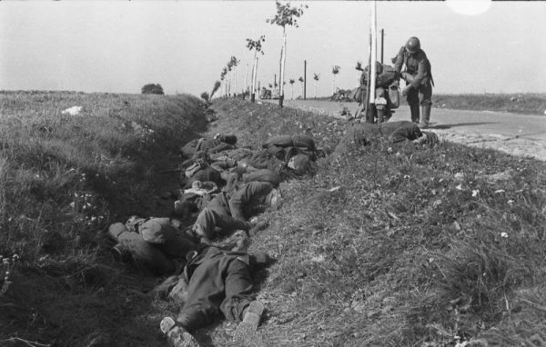 Niemiecki podpis zdjęcia głosił, że to polegli w walce polscy żołnierze. A może tak naprawdę to ofiary kolejnej zbrodni wojennej "szlachetnego" Wehrmachtu?
