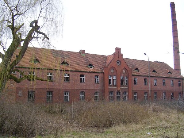 Właśnie w tym budynku przed wojną mieścił się zakład psychiatryczny w Owińskach. Właśnie w tym budynku przed wojną mieścił się zakład psychiatryczny w Owińskach.