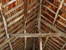 Stara drewniana konstrukcja dachu (fot. inkflo, lic. CC0)