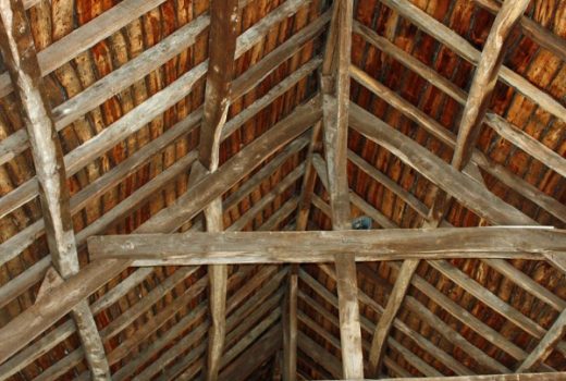 Stara drewniana konstrukcja dachu (fot. inkflo, lic. CC0)
