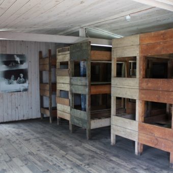 Sztutowo, były hitlerowski obóz koncentracyjny, baraki (fot.Ludwig Schneider, lic. GNU FDL)