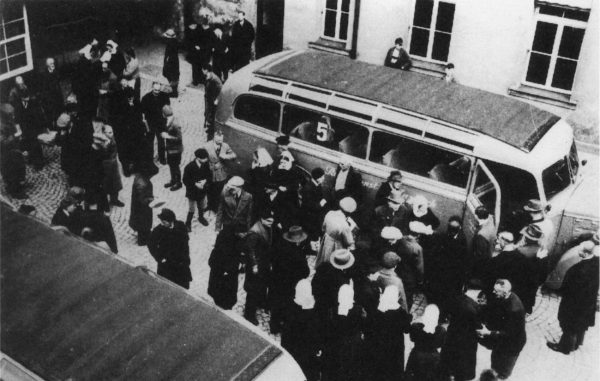 W ramach akcji „T4” zamordowano dziesiątki tysięcy obywateli III Rzeszy. Podobny los czekał niepełnosprawnych fizycznie i umysłowo Polaków. Zdjęcie i podpis z książki "Bilans krzywd". W ramach akcji „T4” zamordowano dziesiątki tysięcy obywateli III Rzeszy. Podobny los czekał niepełnosprawnych fizycznie i umysłowo Polaków. Zdjęcie i podpis z książki "Bilans krzywd".
