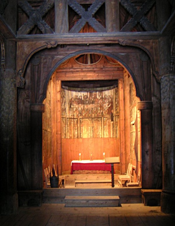 Wnętrze kościoła klepkowego Gol Stave z Norwegoo (fot. John Erling Blad , lic. CCA SA 2.5 G)