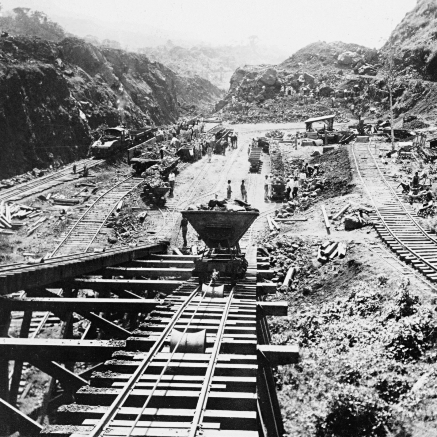 Budowa Kanału Panamskiego rozpoczęła się w 1879 roku.