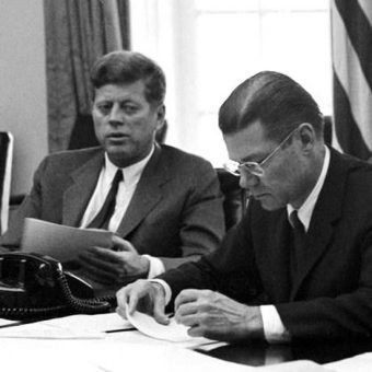 Kryzys udało się zażegnać między innymi dzięki opanowaniu prezydenta Johna Kennedy'ego. Na zdjęciu z sekretarzem obrony USA, Robertem McNamarą.