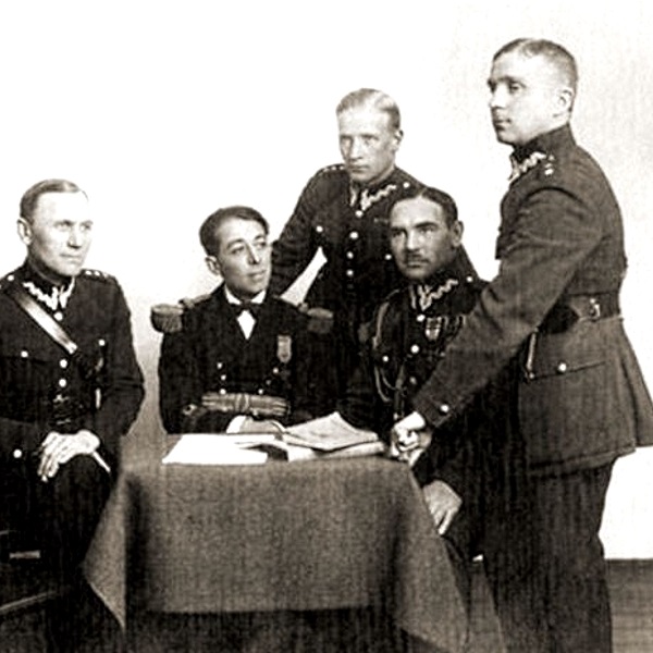 Oficerowie Biura Szyfrów. Od lewej Jerzy Suryn, Yamawaki Masataka, Paweł Misiurewicz, Jan Kowalewski, Maksymilian Ciężki (fot. domena publiczna)