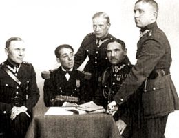 Oficerowie Biura Szyfrów. Od lewej Jerzy Suryn, Yamawaki Masataka, Paweł Misiurewicz, Jan Kowalewski, Maksymilian Ciężki (fot. domena publiczna)