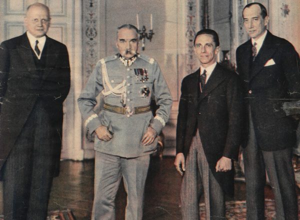 Józef Beck (pierwszy z prawej) chciał wymienić Sosnowskiego za aresztowanych w Polsce agentów Abwehry.