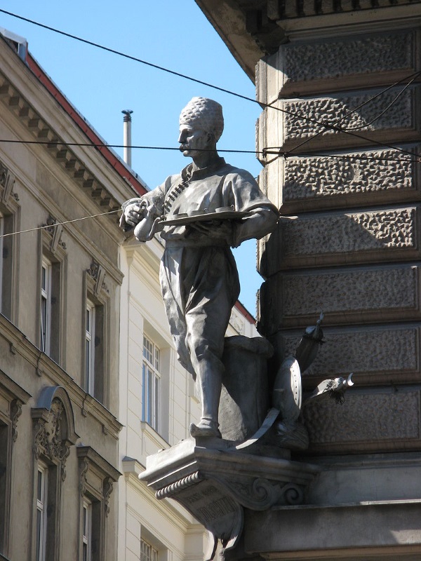 Pomnik na narożniku domu wyobrażający Kulczyckiego w stroju, w jakim podawał kawę (fot. Buchhändler, lic. CC BY-SA 3.0)