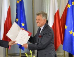 Poseł Stanisław Piotrowicz podczas uroczystości wręczenia zaświadczeń o wyborze nowo wybranym posłom w Sali Kolumnowej Sejmu (fot. Adrian Gryciuk, lic. CCA SA 3.0 PL)