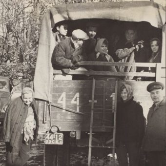 Pracownicy estońskiego Archiwum Narodowego w drodze na pole przed rokiem 1970 (fot. National Archives of Estonia, lic. Flickr Commons)
