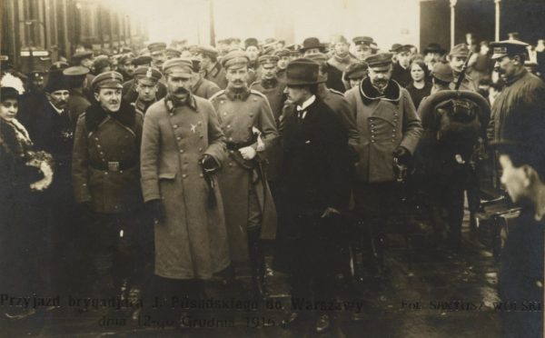 Przyjazd Piłsudskiego do Warszawy w roku... 1916. Zdjęcie nadal nagminnie ukazuje się jako ilustracja do wydarzeń z 10 bądź 11 listopada 1918 roku.