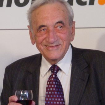 Tadeusz Mazowiecki na przyjęciu z okazji swoich 80 urodzin (fot. domena publiczna)