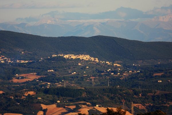 Widok na miejscowość Lugnano (fot. domena publiczna)