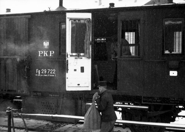 Załadunek poczty do wagonu pocztowego, zdjęcie poglądowe z lat 30.