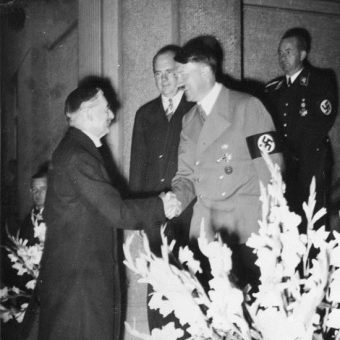 Głównymi aktorami w Monachium byli Adolf Hitler i Neville Chamberlain.